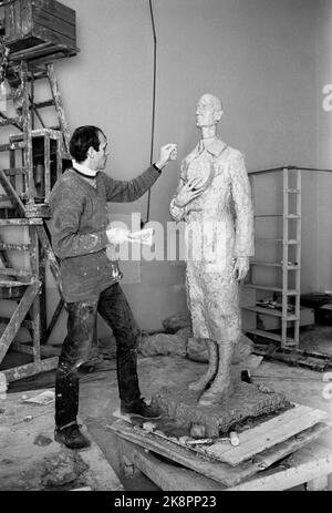 Oslo 19720805: Sculptor Nils Aas during his work on the monument to King Haakon. The monument should be ready for his 100th birthday for his birth. In 1971, the City Council decided to go for the location in Haakon VII`s GT. in June 7th place. The first large camp model was made in half size. In advance, the artist had made several small models, some were rejected. Photo: Ivar Aaserud / Current / NTB Stock Photo